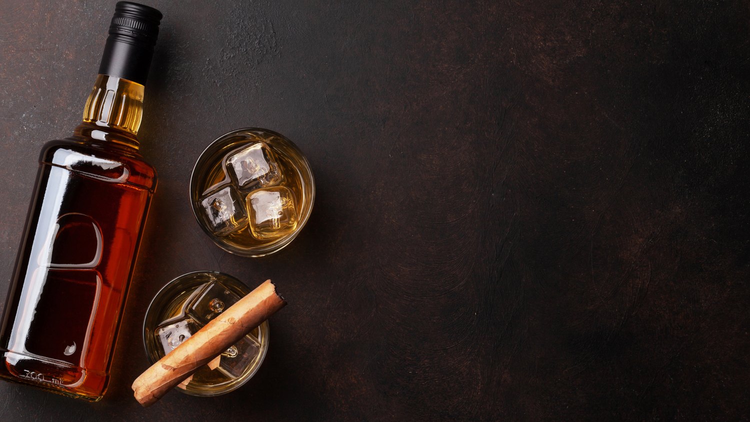 Whiskey and a cigar at Distilled Discussions
